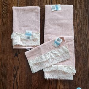 Bathworks Soft Peach Lace Trim Towel Set